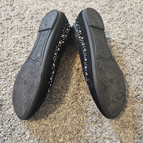 Elegant Black Flats with Pearl Detailing - Picture 9 of 9